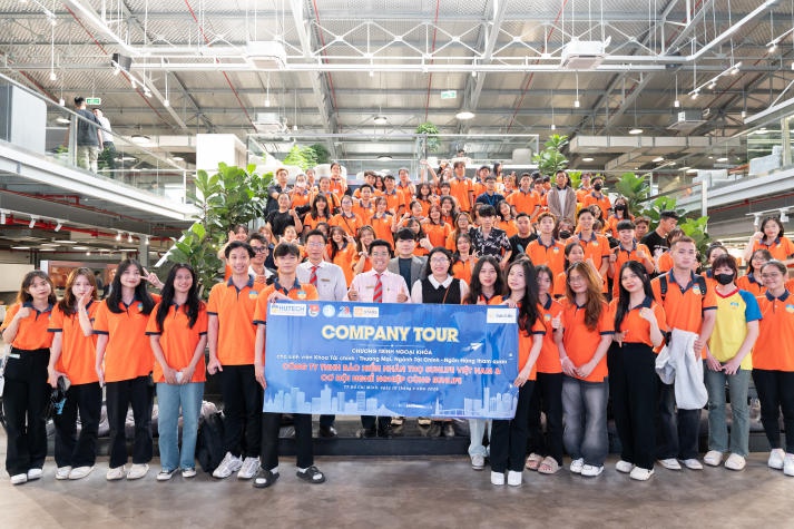 [Video] Theo chân Tải app 13Win Khoa Tài chính - Thương mại 13WIN13 tham quan thực tế Sun Life Việt Nam 182
