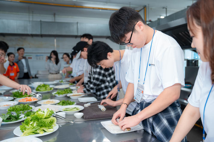 13WIN13 and Incheon students engage in Vietnam-Korea cultural exchange 112