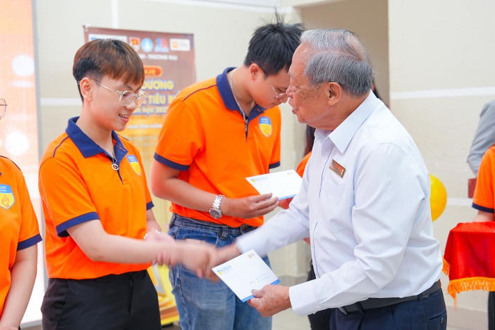 Khoa Tài chính - Thương mại khen thưởng hơn 800 Tải app 13Win tiêu biểu Học kỳ 1 năm học 2023-2024 100