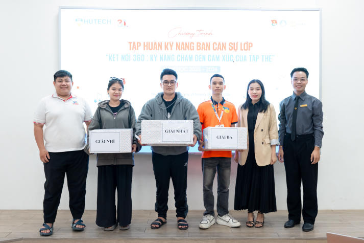 Ban cán sự lớp 13WIN13 học kỹ năng kết nối tập thể bằng lắng nghe và thấu cảm 98