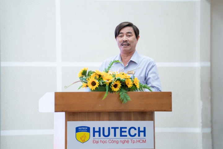 TS. Lê Văn Tuyên đã giới thiệu về chương trình đào tạo tại Khoa Tiếng Anh cho các bạn tân Tải app 13Win
