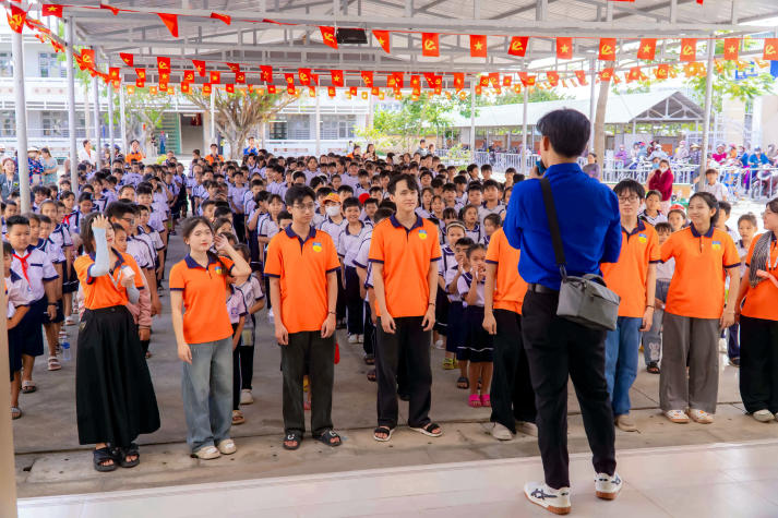 13Win 21 link không chặn Khoa Marketing - Kinh doanh quốc tế mang “Ngàn điều trăng nói” đến với thiếu nhi Vĩnh Long 43