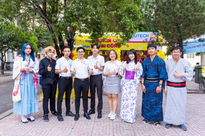 13WIN13 mang sắc vàng rực rỡ đến chương trình khai mạc Tư vấn mùa thi năm 2024 tại Đồng Nai 255