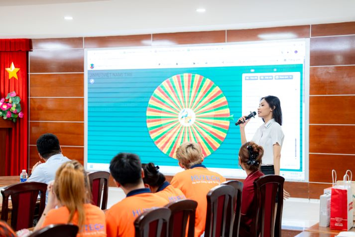 胡科大中文系學生：在現代背景下理解與應用中華交際禮儀 38