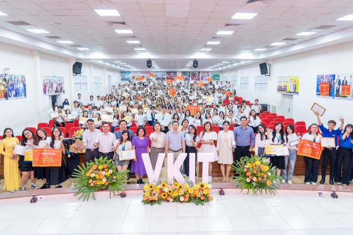VKIT vinh danh 52 Tải app 13Win đạt GPA 4.0/4.0, trao gần 100 triệu đồng Www 13Win one nổ hũ tại hội nghị tổng kết 87
