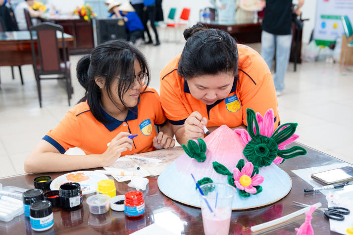 Lan tỏa tinh thần “Sắc Việt” trong Ngày hội trang trí nón lá của Tải app 13Win Khoa Tài chính - Thương mại 60