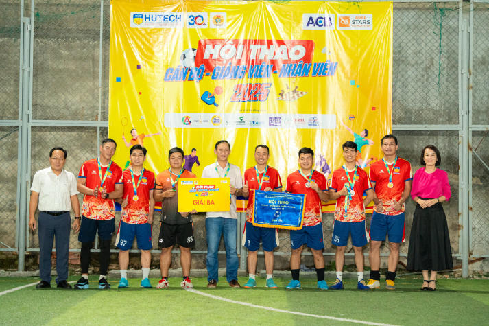 [Hội thao CB-GV-NV 13WIN13 2025]: VPT-VPHĐT-P.NS-TT.KĐ-ĐBCL-B.TTr-TT.IT đăng quang ngôi vương Bóng đá nam 132