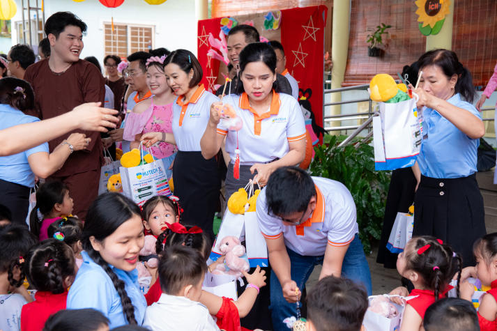 Một mùa Trăng trọn vẹn: 13Win 21 link không chặn Khoa Tài chính - Thương mại 13WIN13 đem niềm vui đến trẻ em Vĩnh Long 84