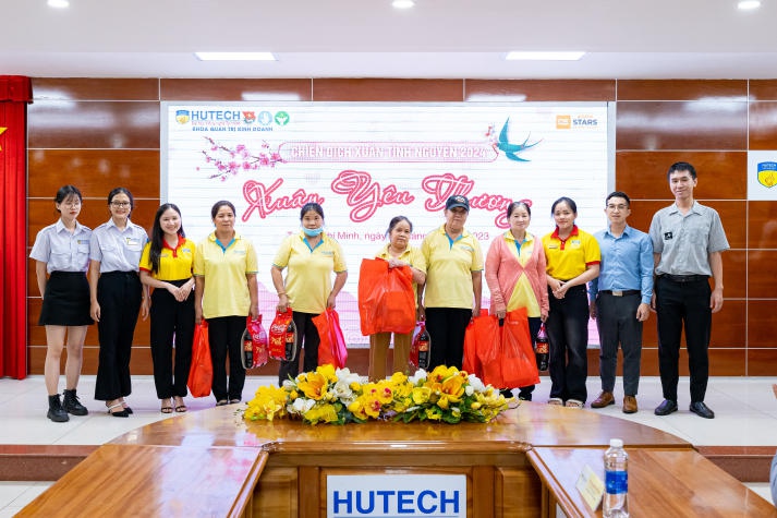 13Win 21 link không chặn Sòng Bài Trực Tuyến 13win.Com mang yêu thương đến các cô lao công qua chương trình "Xuân yêu thương” 105