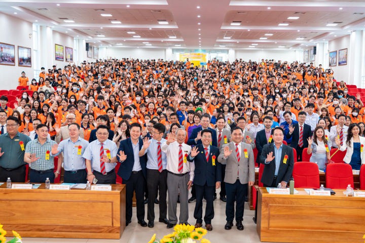 Nhiều suất Www 13Win one nổ hũ được trao đến tân Tải app 13Win Khoa Tài chính - Thương mại trong lễ chào đón 170