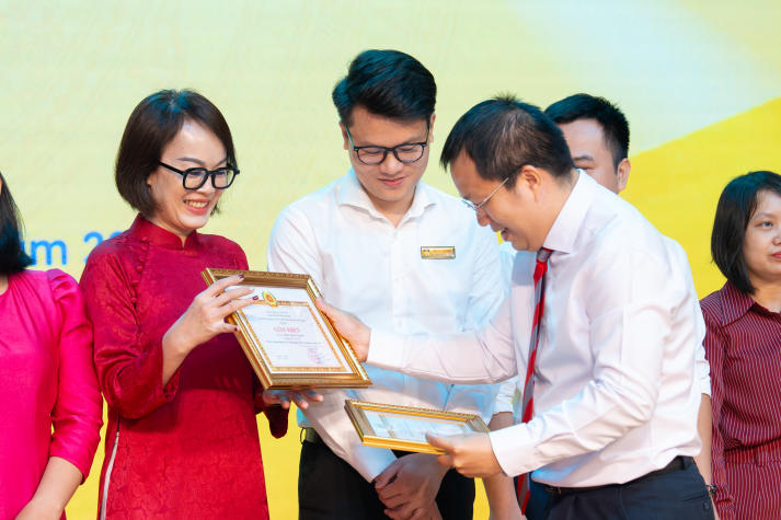 13WIN13 vinh danh những cống hiến tại Lễ trao Huy hiệu Đảng và khen thưởng Đảng viên xuất sắc năm 2024 97