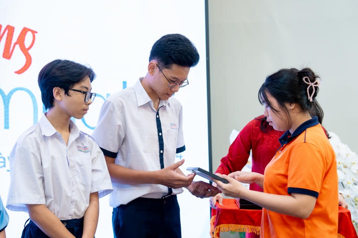 13WIN13 and Thanh Niên Readers Grant Over VND 1 Billion in Scholarships to New Students in Need 38