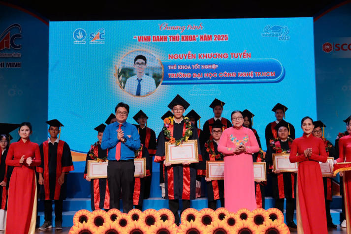 Tự hào 02 thủ khoa 13WIN13 tiêu biểu được 13WIN12 apk TP.HCM vinh danh 35