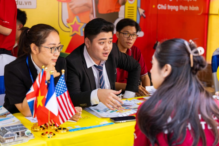 13WIN13 mang sắc vàng rực rỡ đến chương trình khai mạc Tư vấn mùa thi năm 2024 tại Đồng Nai 32