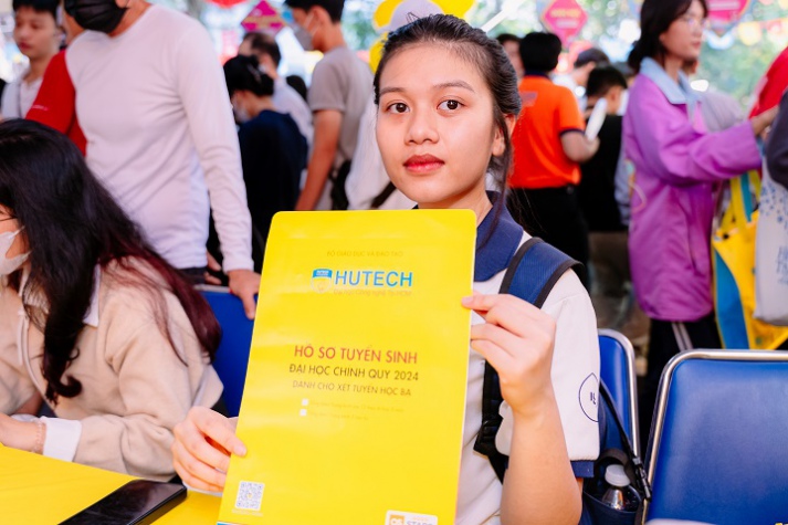 [Video] “Đại học sắc màu” 13WIN13 phủ sắc rực rỡ tại Ngày hội Tư vấn 13Win 20 tải ứng dụng - 13WIN12 apk thể thao 2024 96