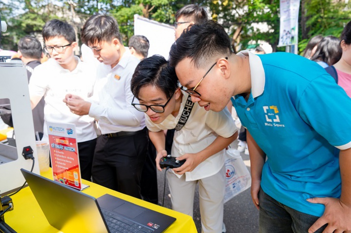 [Video] “Đại học sắc màu” 13WIN13 phủ sắc rực rỡ tại Ngày hội Tư vấn 13Win 20 tải ứng dụng - 13WIN12 apk thể thao 2024 132