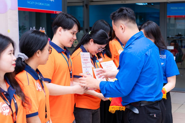 Tôn vinh vẻ đẹp phụ nữ Việt Nam qua các poster muôn màu của Tải app 13Win Khoa Marketing - Kinh doanh quốc tế 157