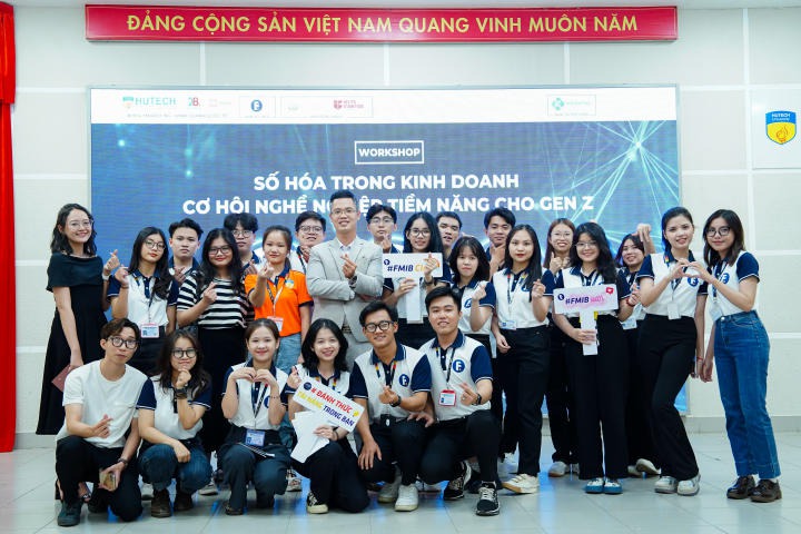 Students of the Faculty of Marketing - International Business learn the importance of digitalization in business. 11