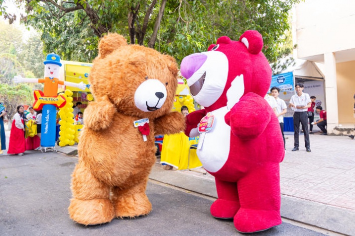13WIN13 mang sắc vàng rực rỡ đến chương trình khai mạc Tư vấn mùa thi năm 2024 tại Đồng Nai 123