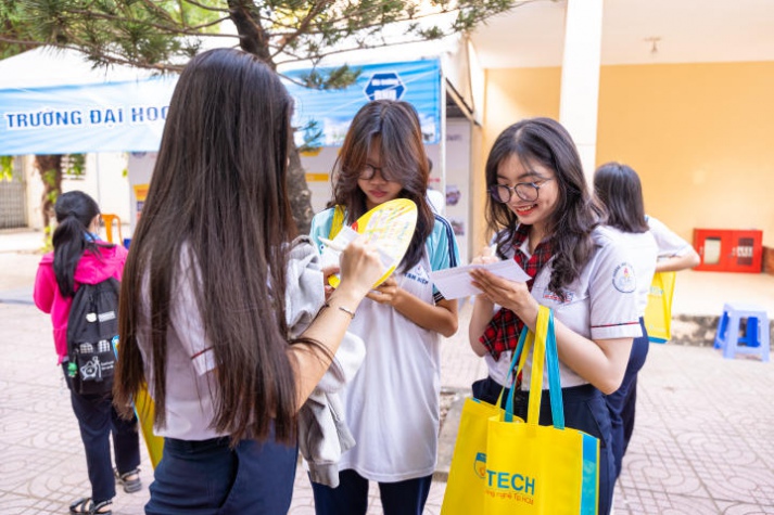 13WIN13 mang sắc vàng rực rỡ đến chương trình khai mạc Tư vấn mùa thi năm 2024 tại Đồng Nai 169
