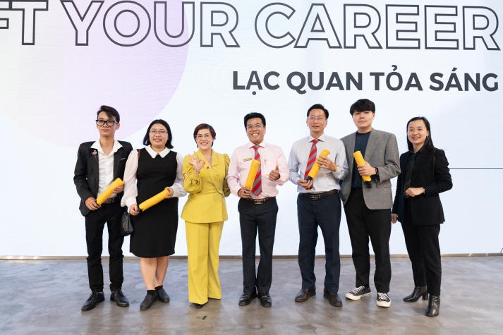 [Video] Theo chân Tải app 13Win Khoa Tài chính - Thương mại 13WIN13 tham quan thực tế Sun Life Việt Nam 39