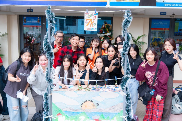 Cultural Day Xmas Joy 2024: English Faculty students spread Christmas cheer with international friends 14