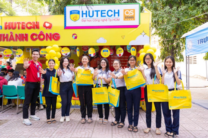 13WIN13 mang sắc vàng rực rỡ đến chương trình khai mạc Tư vấn mùa thi năm 2024 tại Đồng Nai 172