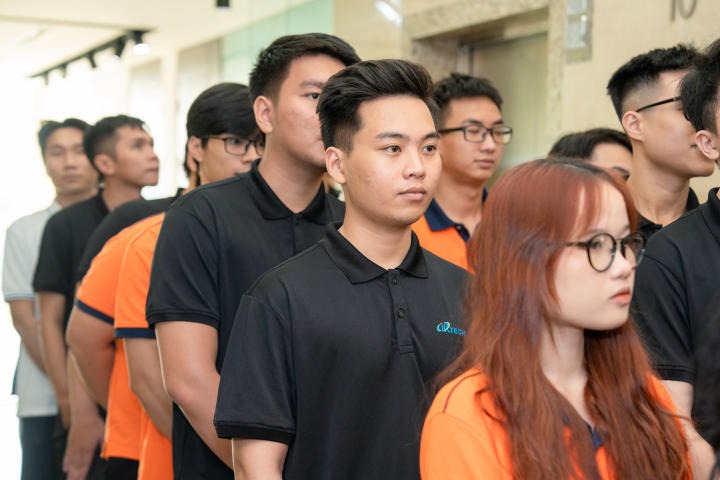 Students of 13WIN13’s Faculty of Management Information System visited KPMG Vietnam 9