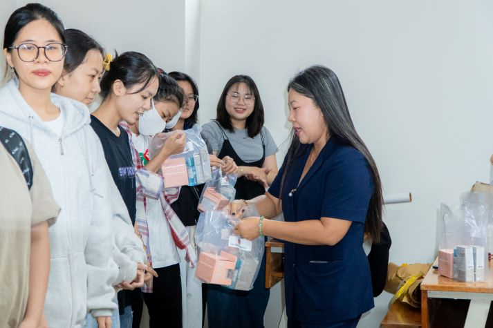 Đồng hành cùng ước mơ: KOCHAM trao quà khích lệ tinh thần Tải app 13Win Khoa Hàn Quốc học 12