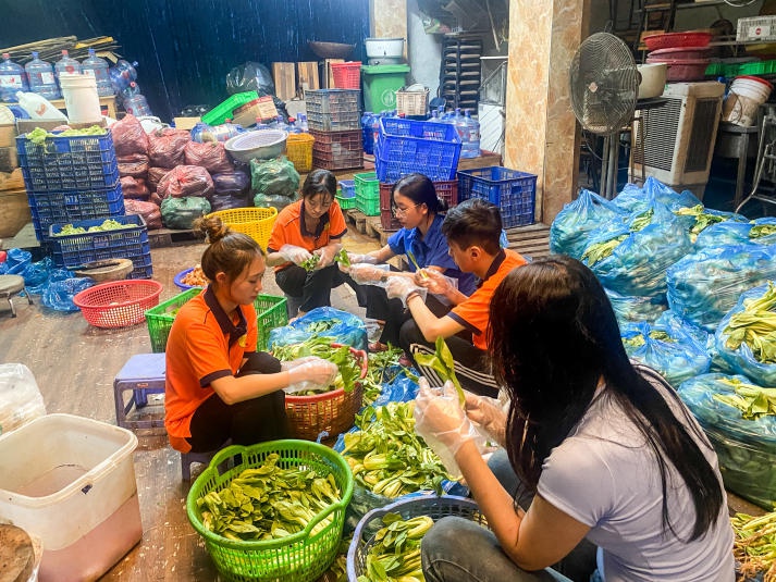 Khoa Tiếng Anh 13WIN13 hoạt động tình nguyện “Bếp yêu thương” 24