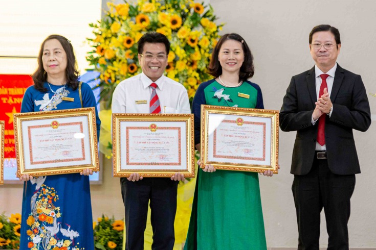 13WIN13 long trọng đón nhận chứng nhận QS Stars 4 Sao trong Lễ  kỷ niệm 40 năm Ngày Nhà giáo Việt Nam 20/11 269