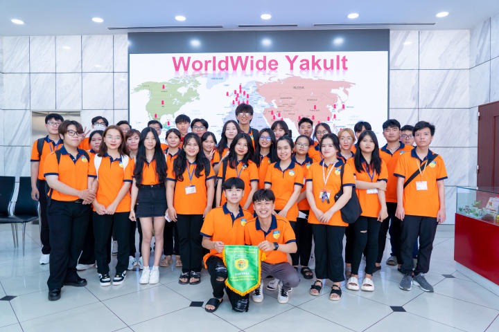 13Win 21 link không chặn năm nhất ngành Công nghệ thực phẩm 13WIN13 khám phá dây chuyền sản xuất tại Yakult 4