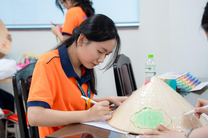 Lan tỏa tinh thần “Sắc Việt” trong Ngày hội trang trí nón lá của Tải app 13Win Khoa Tài chính - Thương mại 53
