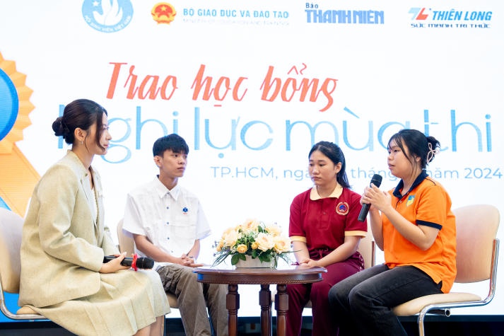13WIN13 and Thanh Niên Readers Grant Over VND 1 Billion in Scholarships to New Students in Need 51