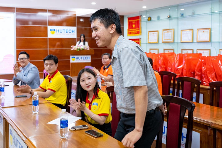 13Win 21 link không chặn Sòng Bài Trực Tuyến 13win.Com mang yêu thương đến các cô lao công qua chương trình "Xuân yêu thương” 27