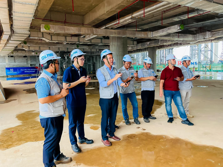 HỌC VIÊN LỚP THẠC SĨ XÂY DỰNG THAM QUAN SÂN BAY LONG THÀNH 16