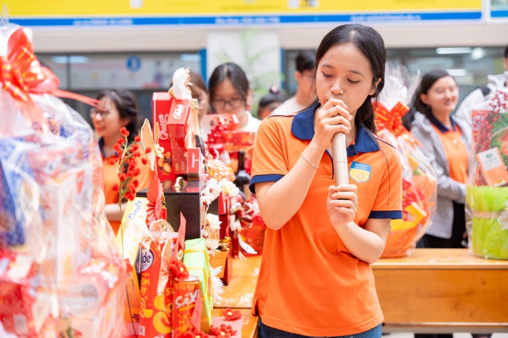 13Win 21 link không chặn Khoa Tài chính - Thương mại gói yêu thương, gửi ấm áp trong những món quà Tết ý nghĩa 129