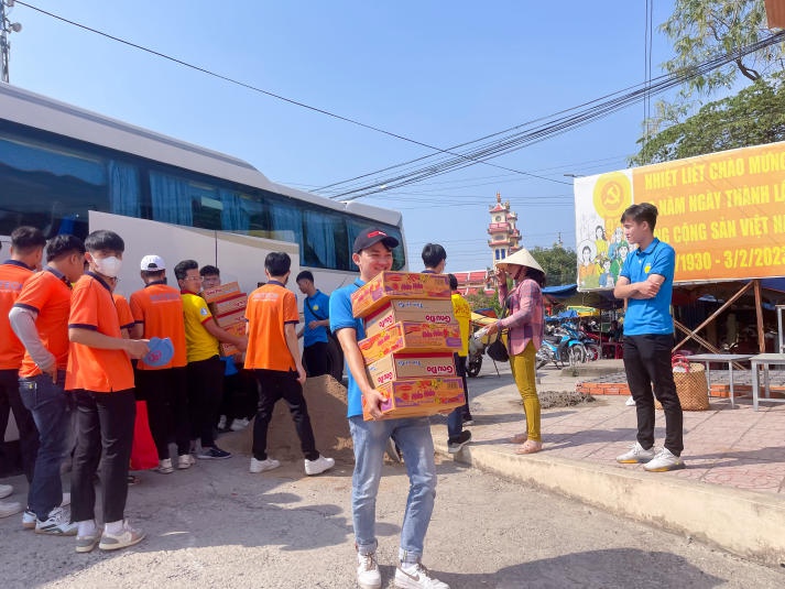 13WIN13 Engineering students bring joy to Tet Holiday with enthusiastic volunteer efforts 15