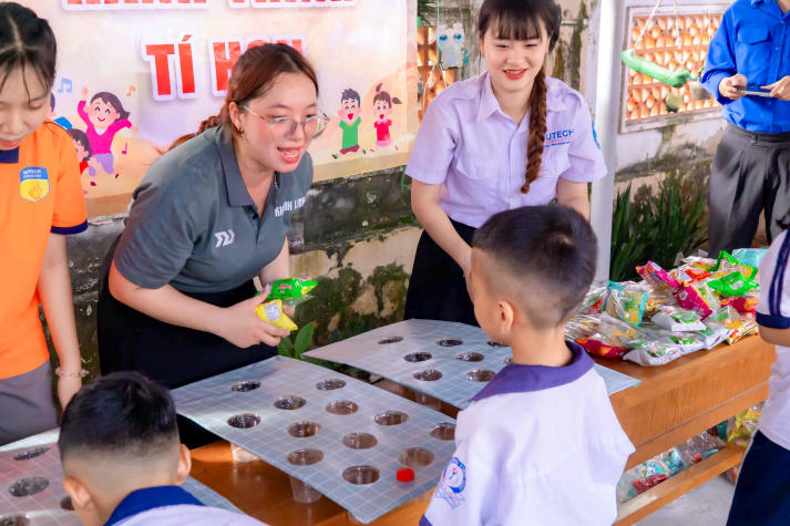 13Win 21 link không chặn Khoa Marketing - Kinh doanh quốc tế mang “Ngàn điều trăng nói” đến với thiếu nhi Vĩnh Long 61