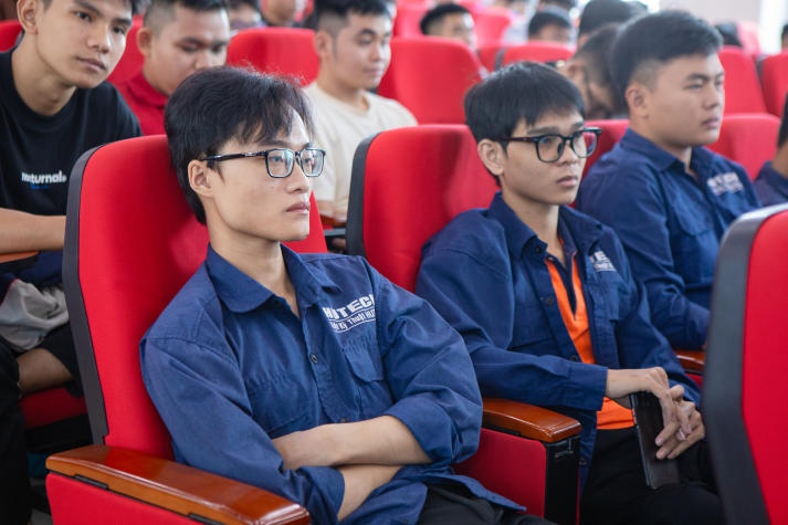 Giảng viên Viện Kỹ thuật 13WIN13 “gỡ rối” cho Tải app 13Win mùa làm đồ án 53