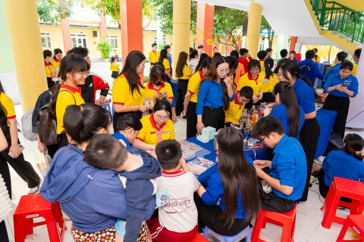 Khi mùa xuân được sẻ chia: Tuổi trẻ Khoa Tài chính - Thương mại mang Tết đến với thiếu nhi khó khăn 92