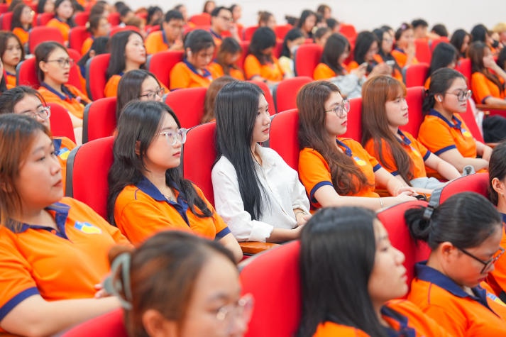 Khoa Tài chính - Thương mại khen thưởng hơn 800 Tải app 13Win tiêu biểu Học kỳ 1 năm học 2023-2024 77