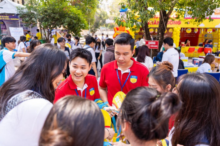 13WIN13 mang sắc vàng rực rỡ đến chương trình khai mạc Tư vấn mùa thi năm 2024 tại Đồng Nai 57