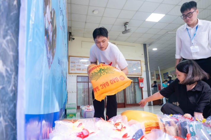 Trang Chủ Sòng Bạc 13win.com Uy Tín và doanh nhân 13WIN13 viết tiếp hành trình nhân ái tại Mái ấm tình thương Phúc Lâm 17