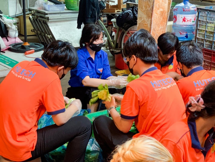 Khoa Tiếng Anh 13WIN13 hoạt động tình nguyện “Bếp yêu thương” 31