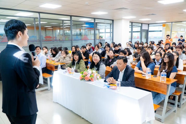 Logistics và Xuất nhập khẩu: Cánh cửa 13win 20 giaitri tructuyen rộng mở cho Tải app 13Win Ngôn ngữ Anh 9