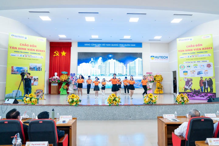 Nhiều suất Www 13Win one nổ hũ được trao đến tân Tải app 13Win Khoa Tài chính - Thương mại trong lễ chào đón 14