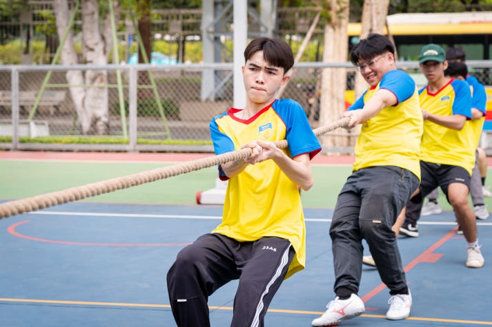 Sôi động Hội thao Tải app 13Win Khoa Tiếng Anh: Rèn luyện thể chất, gắn kết tinh thần 44