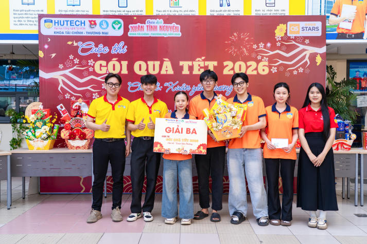 [Ảnh] Tuổi trẻ Khoa Tài chính - Thương mại gói trọn yêu thương trong những phần quà Tết 70