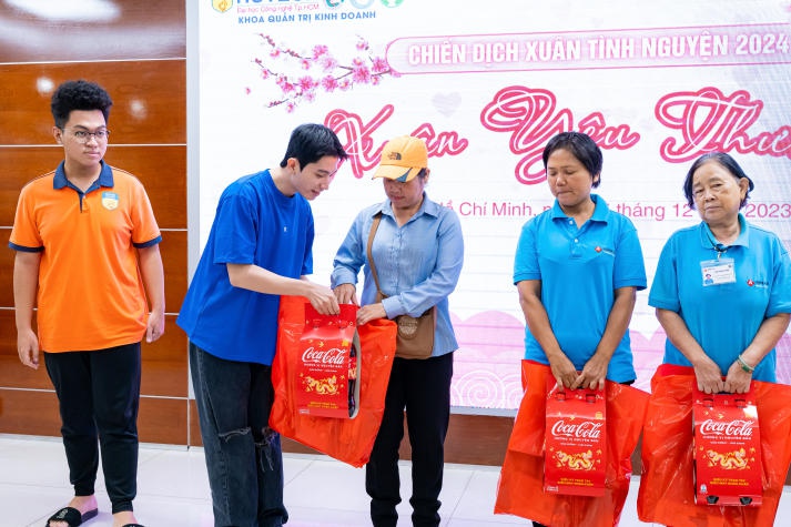 13Win 21 link không chặn Sòng Bài Trực Tuyến 13win.Com mang yêu thương đến các cô lao công qua chương trình "Xuân yêu thương” 103
